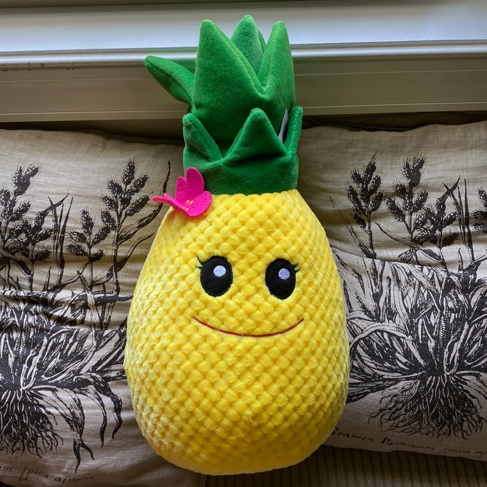 A pineapple plushie with a flower.🥰